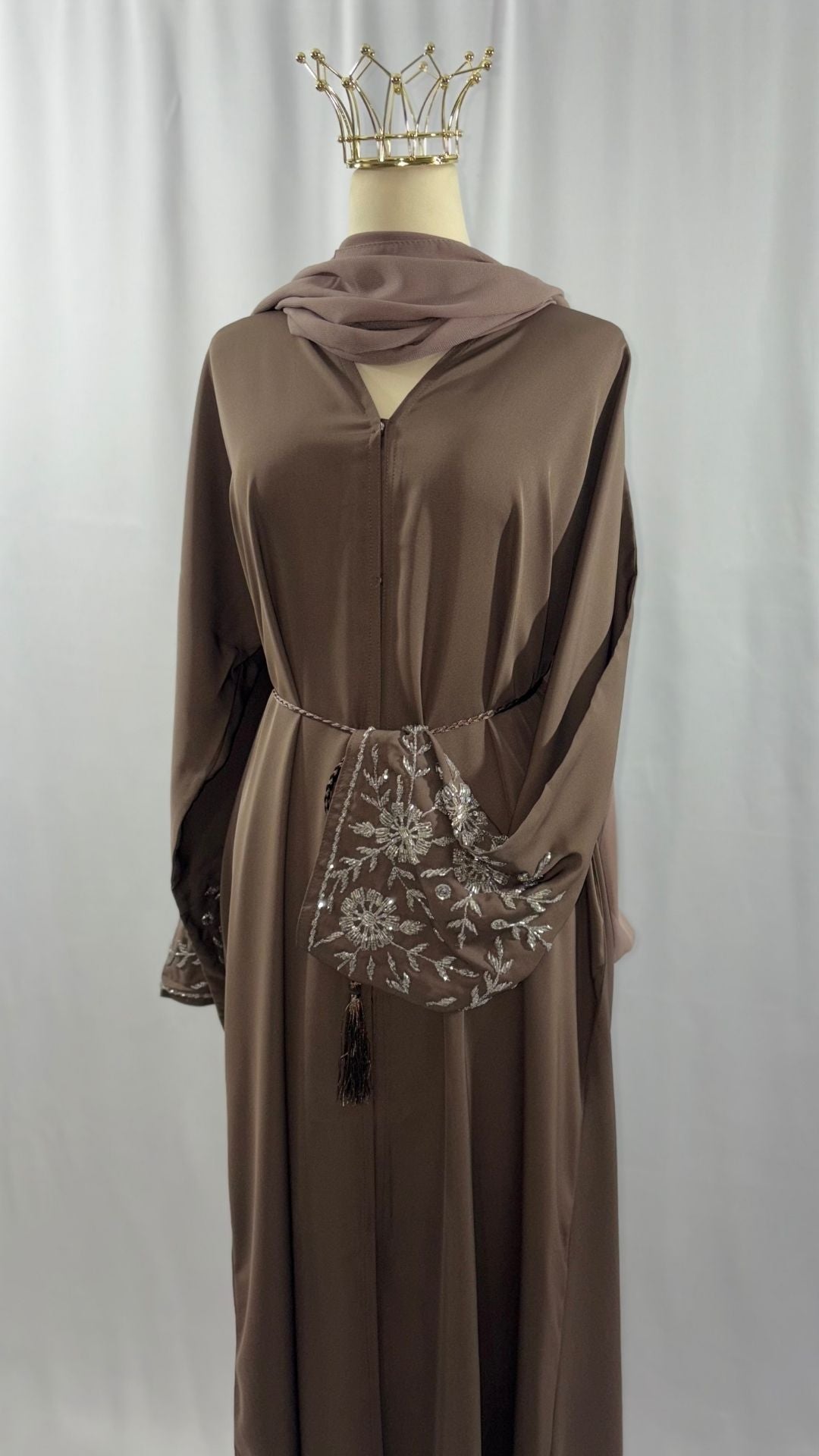✨ Abaya NUDE – Élégance Brodée & Pochette Intégrée