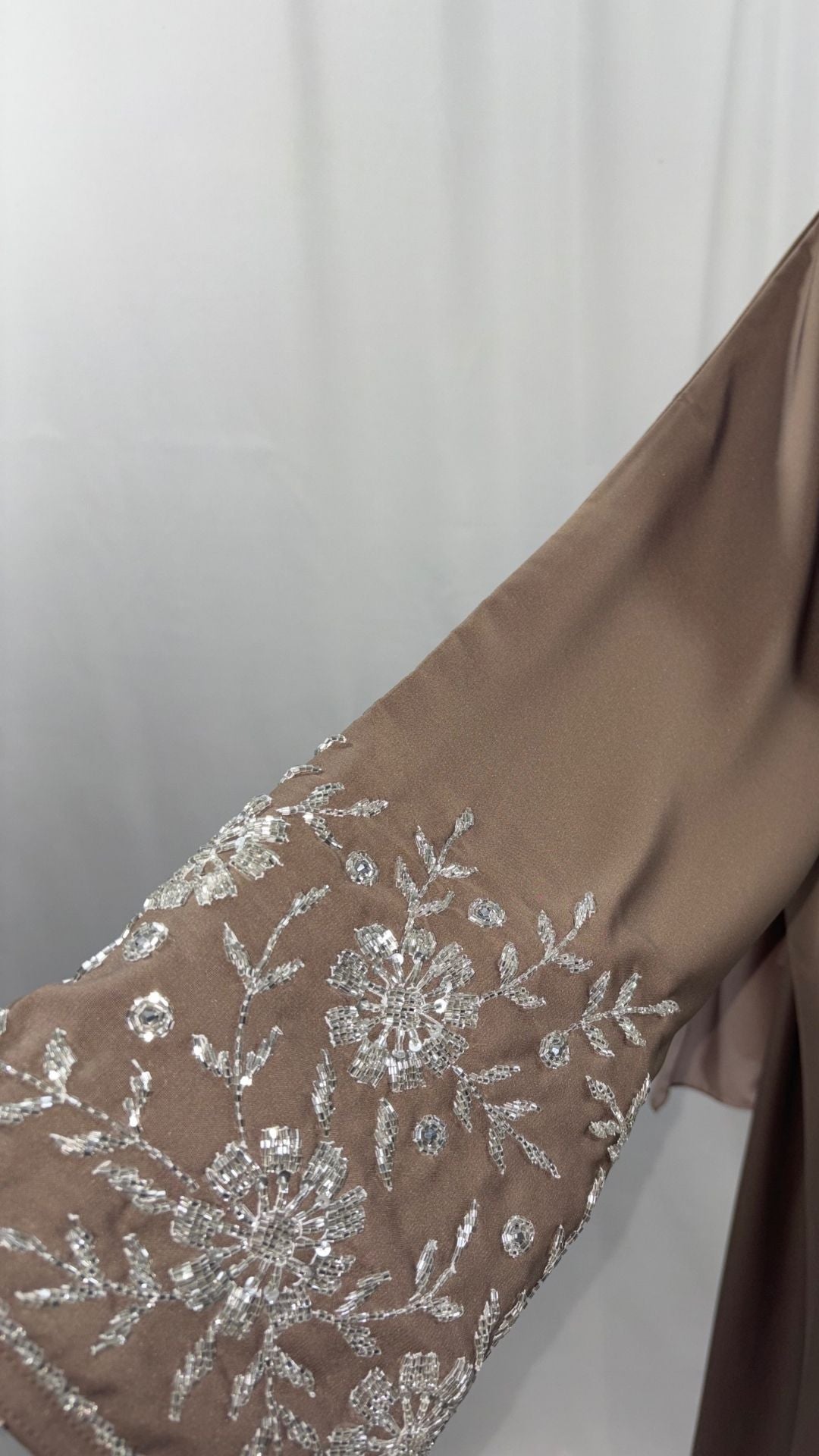 ✨ Abaya NUDE – Élégance Brodée & Pochette Intégrée
